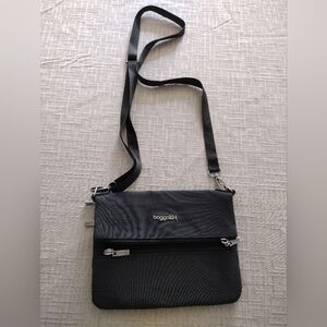 Baggallini Flip Zip Women's Gray/Fuschia Inside Small/Med Crossbody Bag EUC